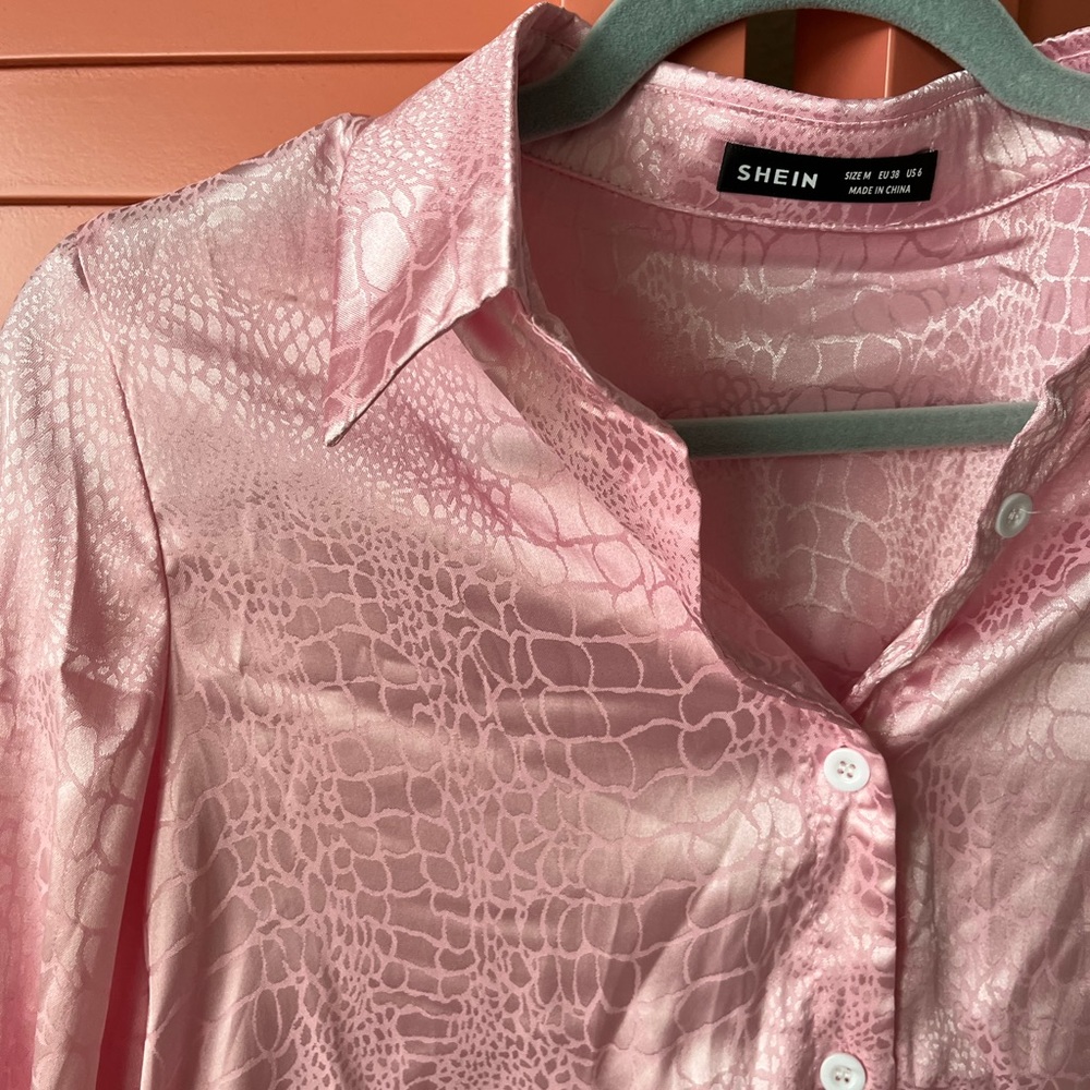 pink snakeskin blouse 🐍🐍